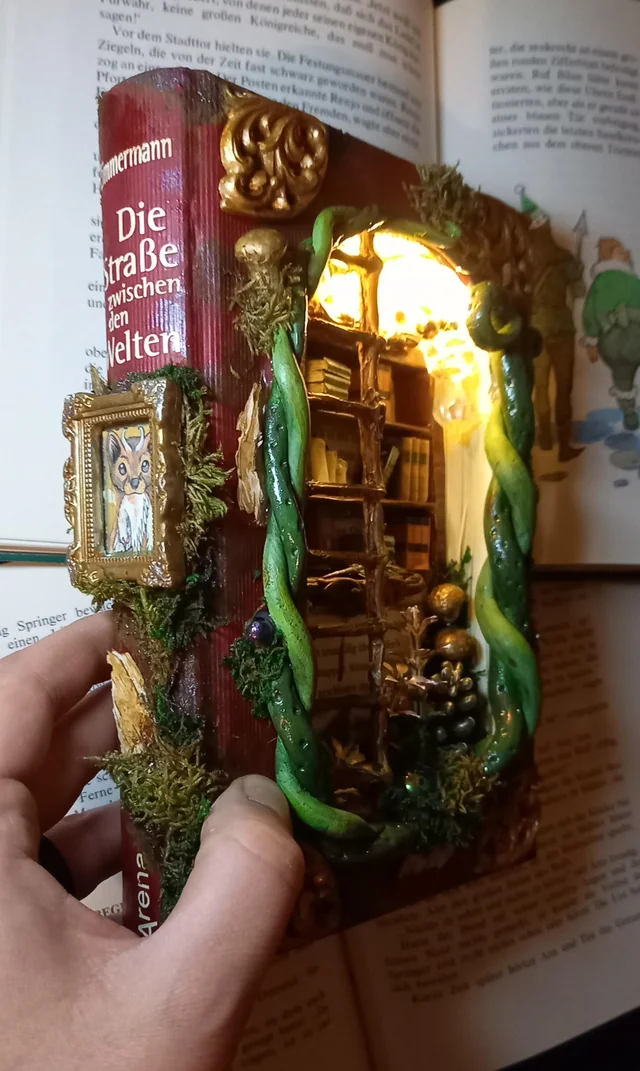 Made a light up book nook in an old book 📚🌟